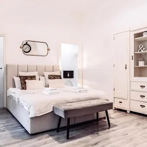 Wenceslas Square / Main Station - New Studio***** Praga